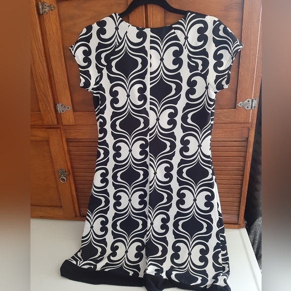 Black and white sleeveless dress - Picture 4 of 12